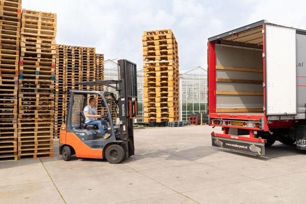 Pallets laden in vrachtwagen