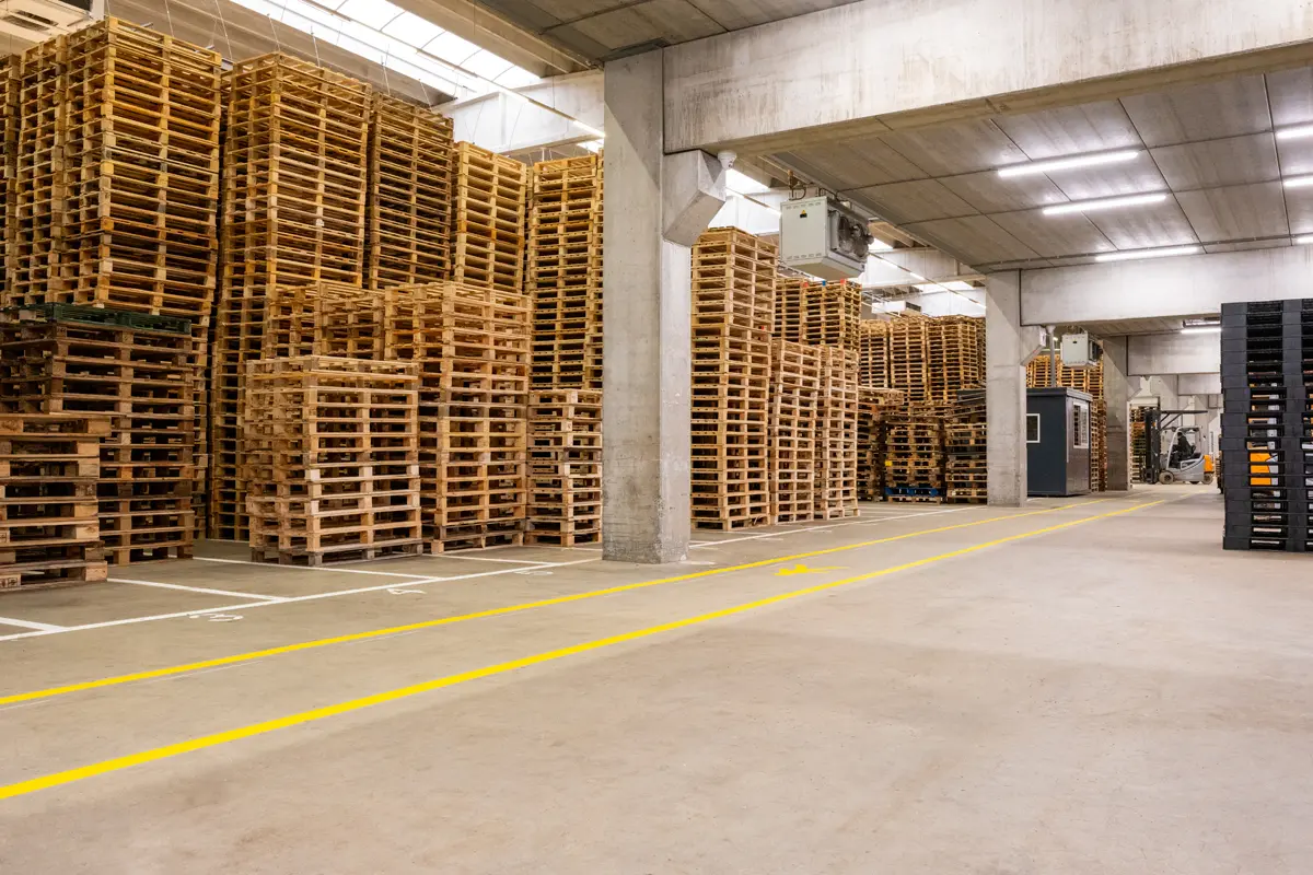 Pallets laden in vrachtwagen