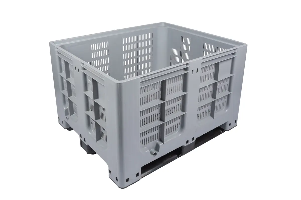 Nieuwe kunststof palletboxen geperforeerd