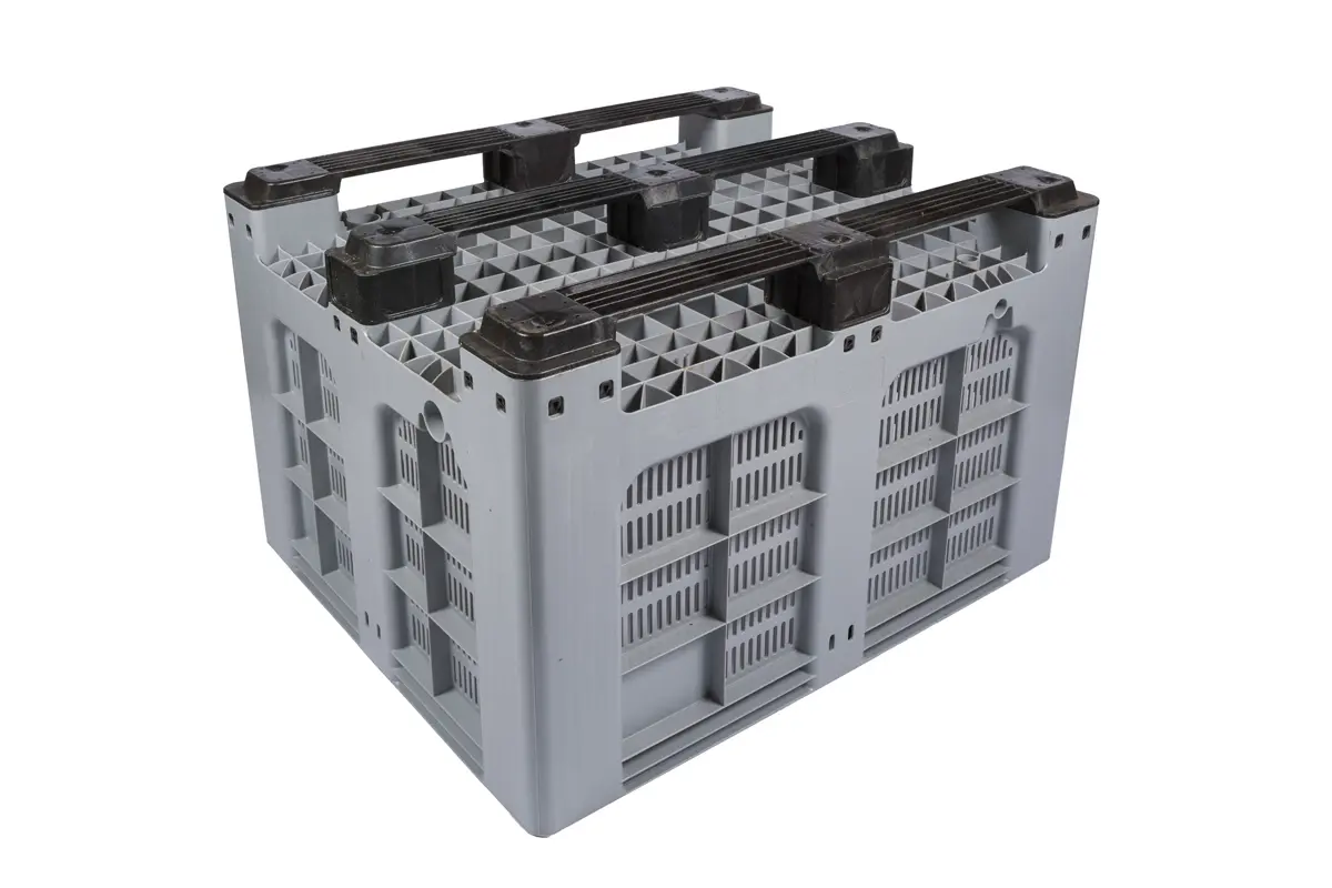 Nieuwe kunststof palletboxen geperforeerd